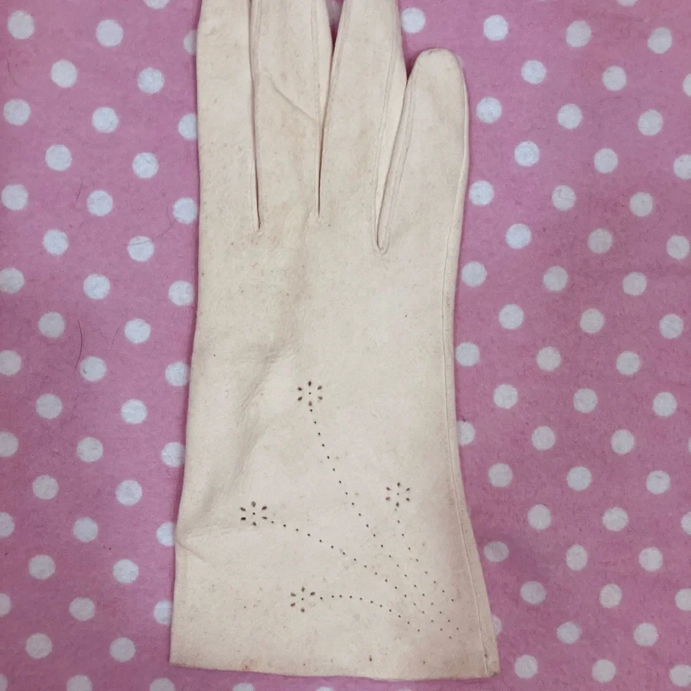 Elegant Cream Gloves